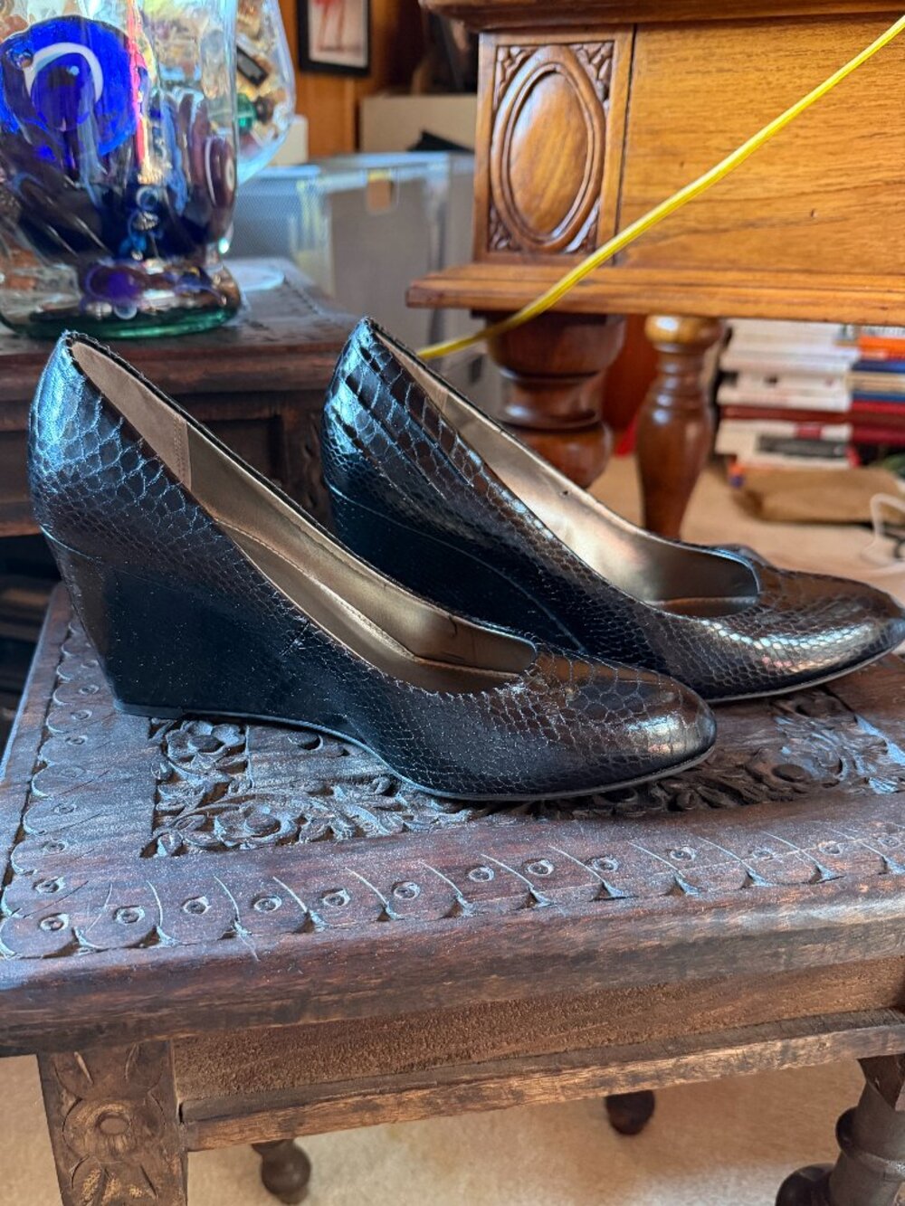 BANDOLINO Black Snakeskin-Embossed Wedge Pumps Heels - 8M